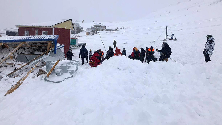 Накрыло 12 человек: На горнолыжную трассу в Домбае сошла лавина