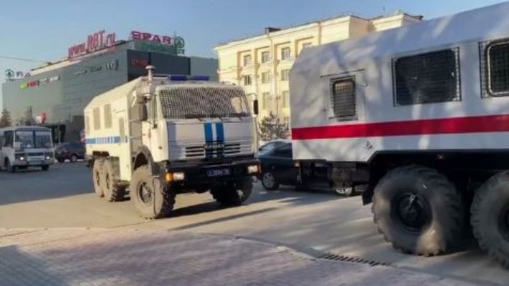 Места себе не находят: участники несанкционированной акции бродят по Челябинску