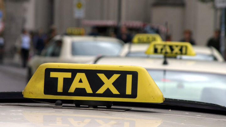 Ты на кого работаешь? Ты чё, попутал?: Пассажир разбил очки таксисту за отказ везти ребёнка без кресла