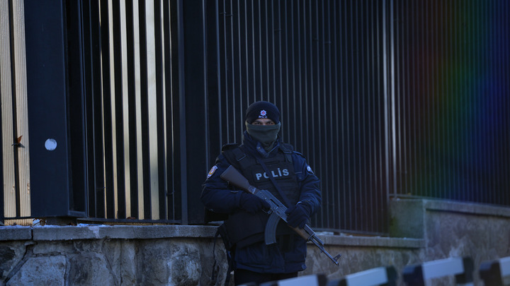 Полицейские с автоматами патрулируют окрестности: Анкара усилила охрану посольства России