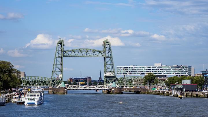 Голландцы разберут мост XIX века ради яхты основателя Amazon