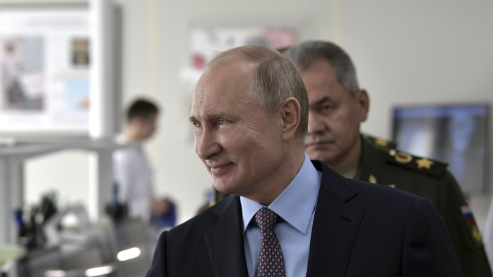 Утро в американском посольстве: В окне увидели... улыбающегося Путина