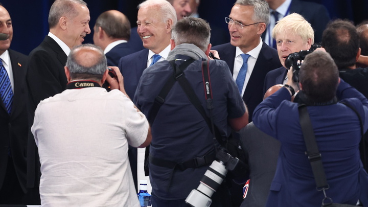 Шутка Эрдогана обернулась скандалом на саммите НАТО. Вмешаться под камеры пришлось Байдену