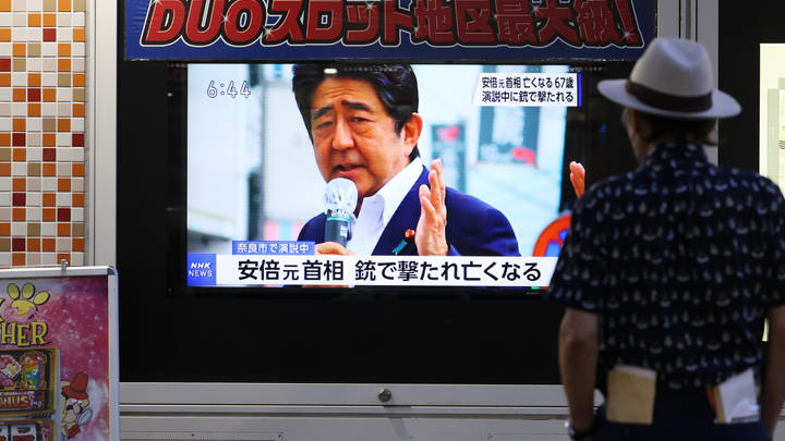 Охрана даже не дёрнулась: Новое видео с места убийства Абэ