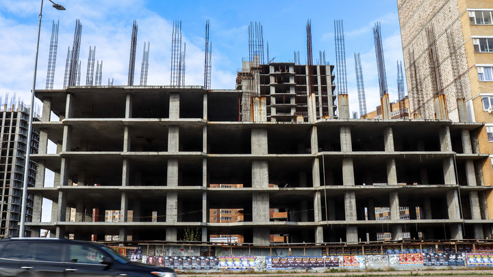 Жители Анапы вышли на митинг против строительства нового ЖК возле здания бывшего винзавода