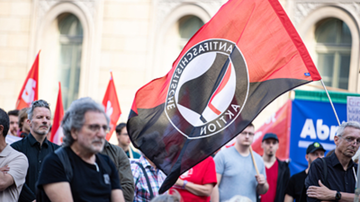 Немцы требуют отставки правительства - в Берлине прошёл марш протеста против поддержки Украины