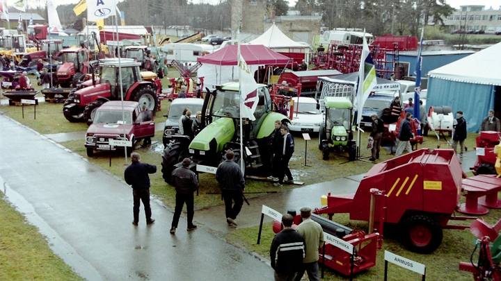 Украинцы начали в знак протеста завозить к границе Польши сгоревшую технику из зоны СВО