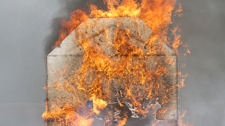 Резервуары с нефтью загорелись в Азове после атаки беспилотника ВСУ