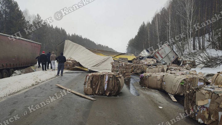 ГИБДД: массовая авария с фурами остановила движение на трассе в Иланском районе