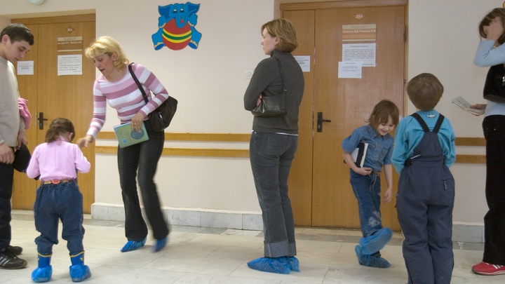Электронные справки в школу в Подмосковье привели к коллапсу в детских поликлиниках