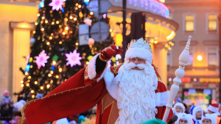 Такого ещё не было. Дед Мороз и Снегурочка поздравили петербуржцев прямо в трамвае