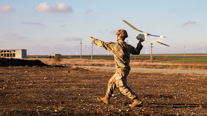 Дроны мешают друг другу, раненых вытаскивают пешком: Что происходит на фронтах СВО