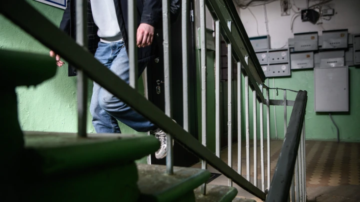 В Казани неизвестный избил и похитил девушку у подъезда жилого дома