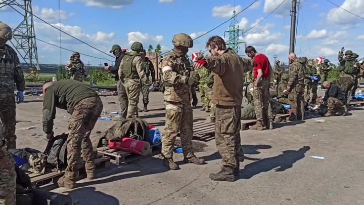 Последние азовцы* сдались в плен в Мариуполе, проведя три месяца в руинах Азовстали