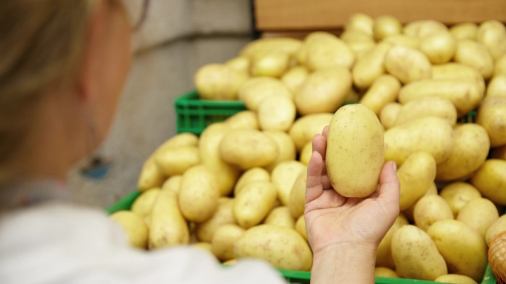 Разобраться с ценами на картофель попросили Мишустина