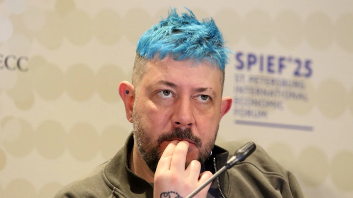 Артемий Лебедев ответил, почему его не побили в Челябинске за синие волосы