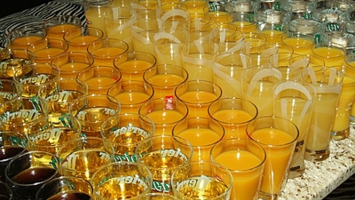 В Астрахани закрыли ночной клуб, где гости разделись ради Айфона