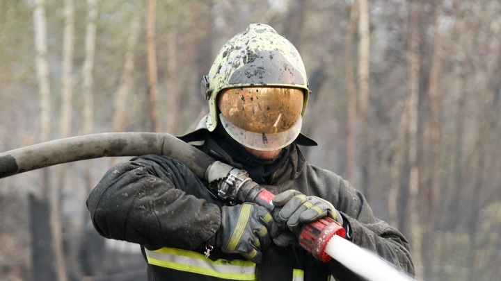 Пожар в уральском посёлке, в огне полсотни зданий: Объявлен режим ЧС