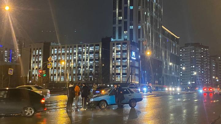 Екатеринбург встал в пробках из-за гололёда