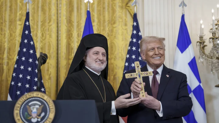 Архиепископ вручил Дональду Трампу крест с фразой «Иди и победи»