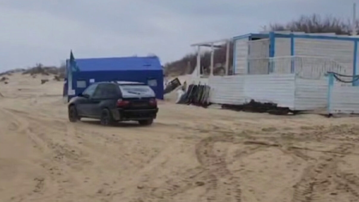 Неизвестный на BMW без номеров рассекал по пляжу Анапы, когда там работали волонтёры