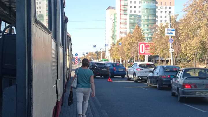 В центре Челябинска из-за тройного ДТП заблокировано движение трамваев