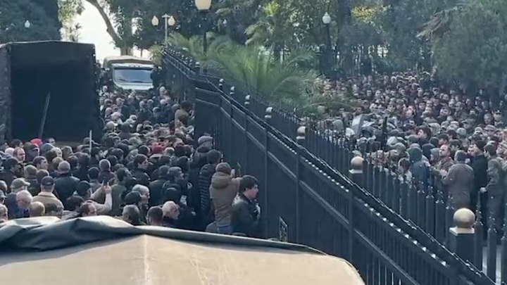 Что происходит в Абхазии 16 ноября: президент покинул столицу Сухуми, оппозиция требует его отставки