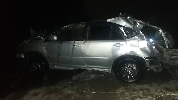 Иномарка Toyota упала в реку на Сахалине, три человека погибли
