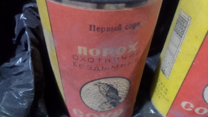 Взрывоопасно: у жителя Самарской области нашли в гараже банки с порохом