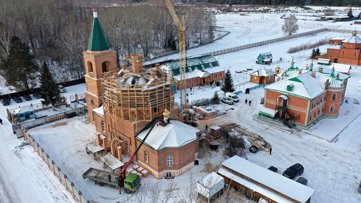 Первый купол установили на Чимеевском храме в Курганской области