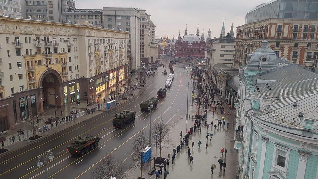Танки и БТР вошли в Москву Танки и БТР вошли в Москву