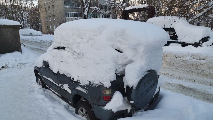 Во Владимирской области снежная глыба рухнула на припаркованную у роддома машину