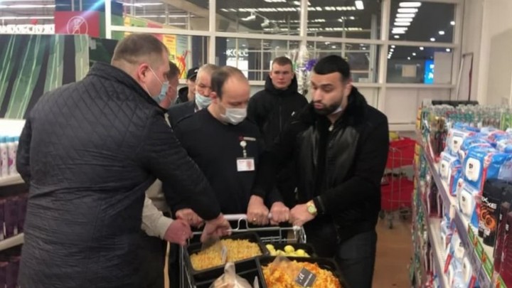 В Челябинске у участника Дом-2 охрана Ашана вырвала из рук тележку