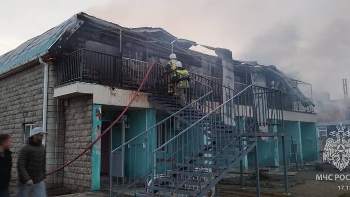 В Темрюке из горящего пансионата для беженцев эвакуировали 54 человека