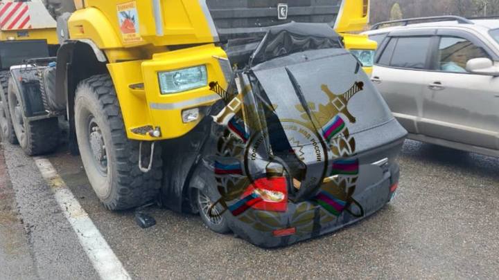 Мужчина погиб в легковушке, залетевшей под фуру на трассе Краснодар — Верхнебаканский