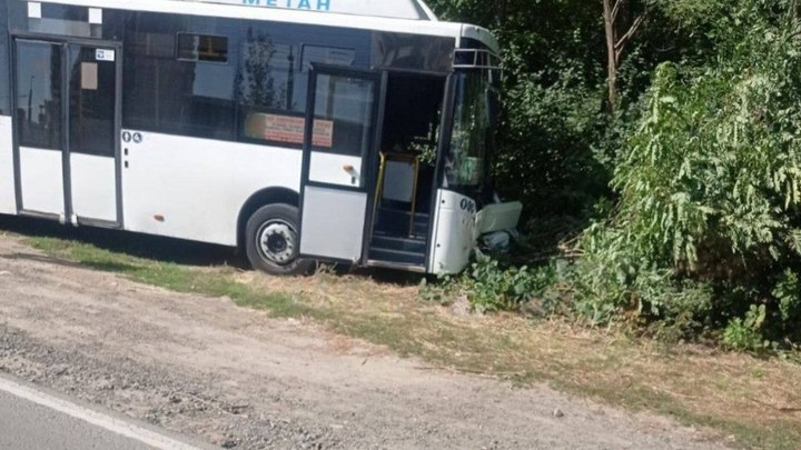 В Ростове-на-Дону водитель маршрутного автобуса вылетел в кювет, уходя от наезда на женщину