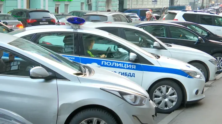 Жители Ленинградской области в балаклавах разбили окна в BMW