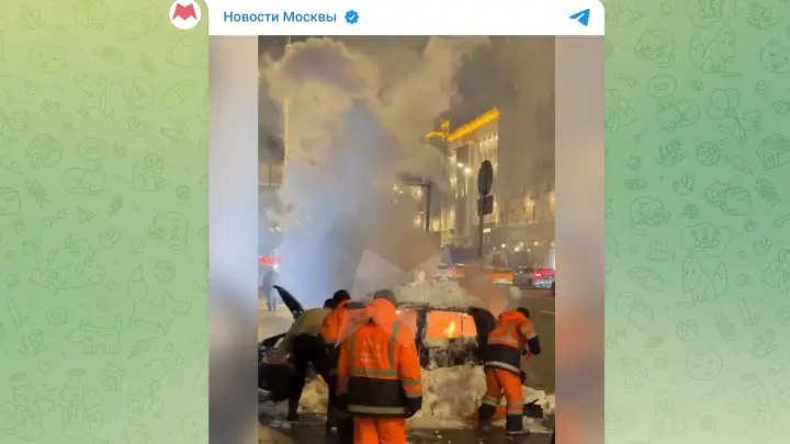 Московские дворники закидали горящую машину снегом и потушили ее