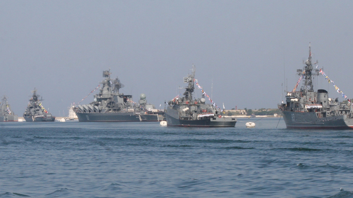 Русские моряки непрерывно следят за эсминцем ВМС США в Черном море