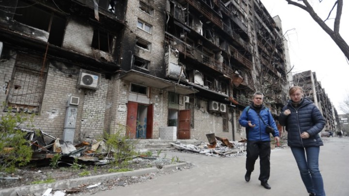 Чудесное спасение мариупольского врача: Снаряд выносил из дома на руках и молился