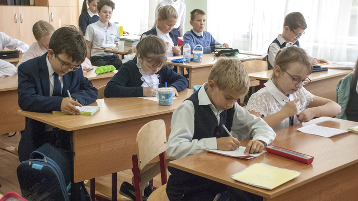 В Петербурге школьникам продлили осенние каникулы до двух недель