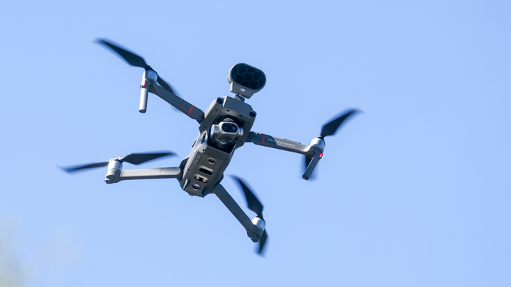 Жителей Екатеринбурга напугали листовки о дронах, расклеенные в общественном транспорте