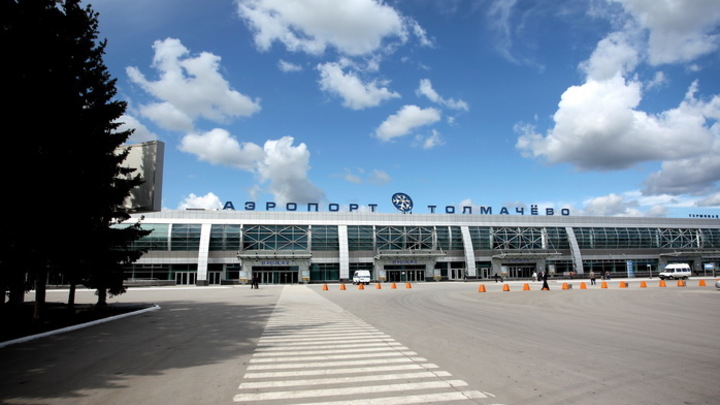 Около аэропорта Толмачёво проводят фиктивное тестирование на коронавирус