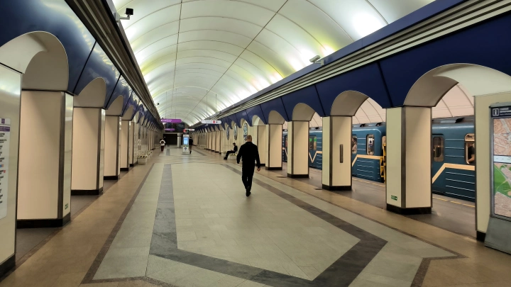 Девушка упала на рельсы в метро в Екатеринбурге