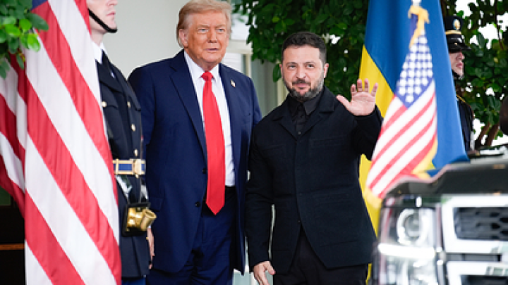 Зеленский пришёл в Белый дом в пиджаке и с большой картой