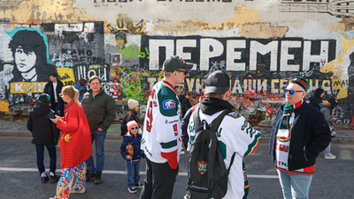 Цой на Арбате под защитой. Добровольцы посменно охраняют портрет лидера группы Кино