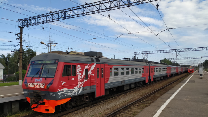 В Сочи мужчина лёг на рельсы перед приближающимся поездом, а затем убежал