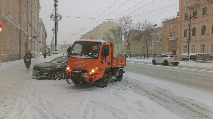 Циклон Фарима принес в Петербург снег и облака
