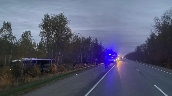 Стало плохо: автобус с пассажирами улетел в кювет в Челябинской области