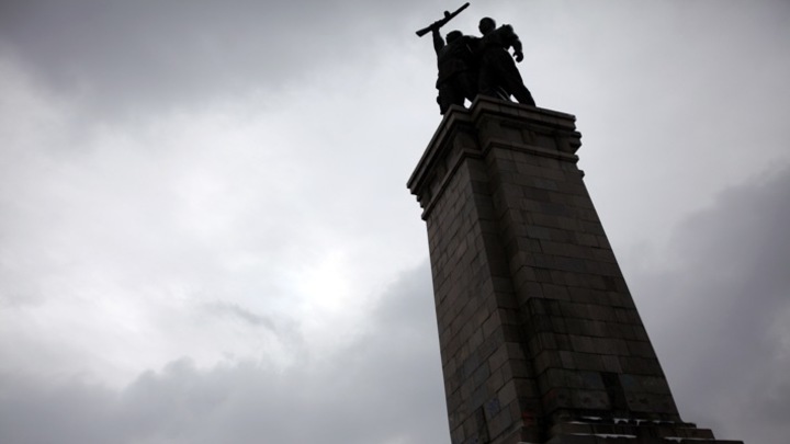 В Болгарии срезали руку солдату на памятнике Советской армии